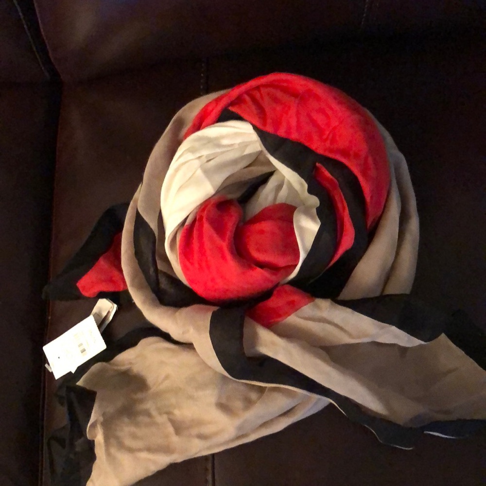 Bordered scarf
